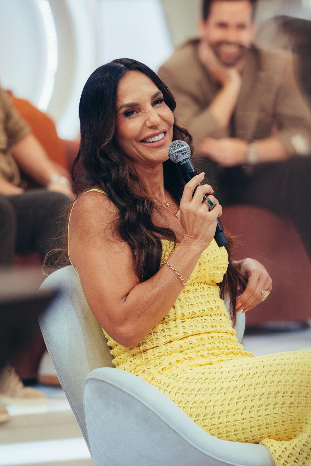 Ivete Sangalo apresenta sucessos de sua longa carreira