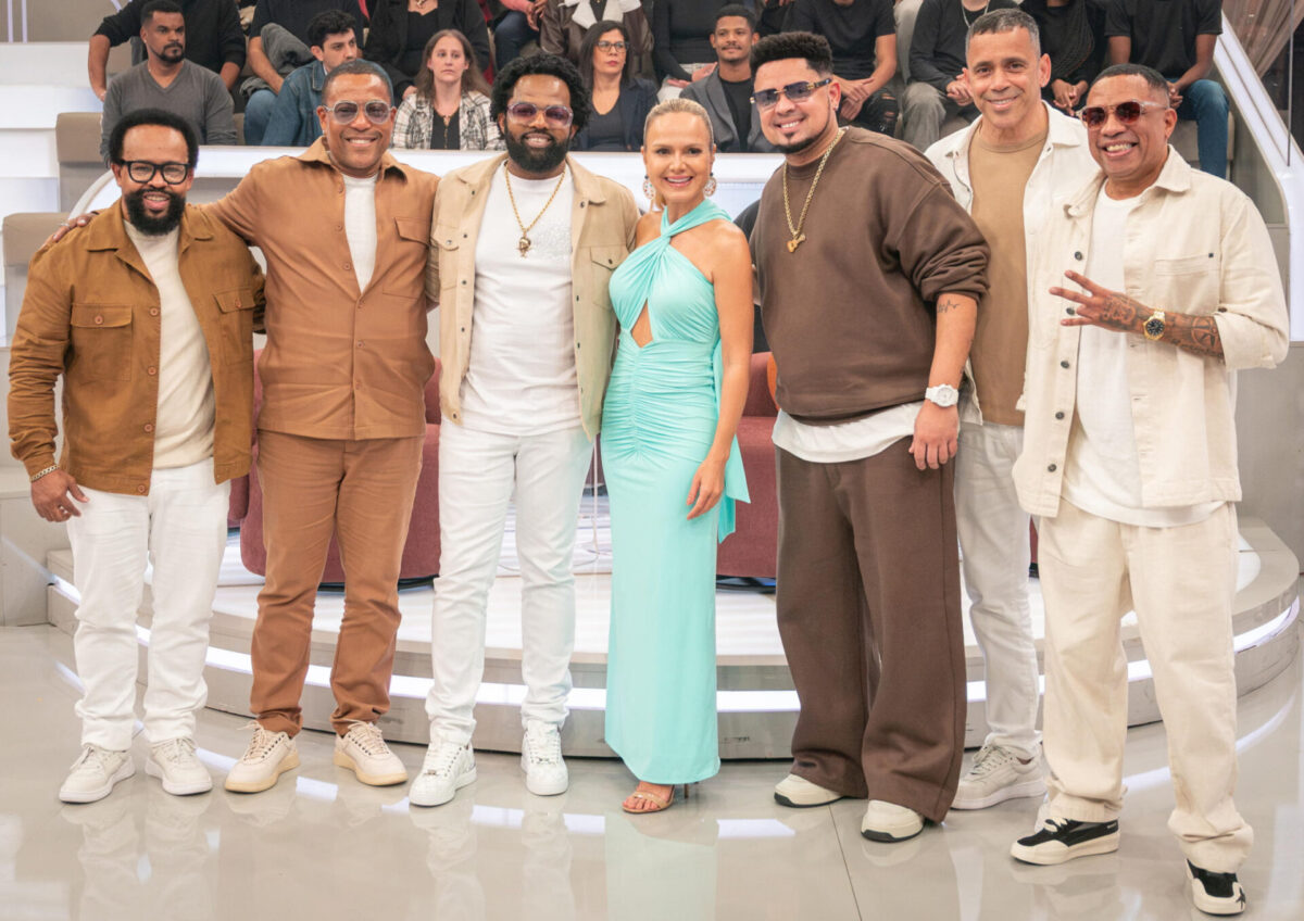 Grupo Revelação e o cantor Xande de Pilares no 'Em Família com Eliana'