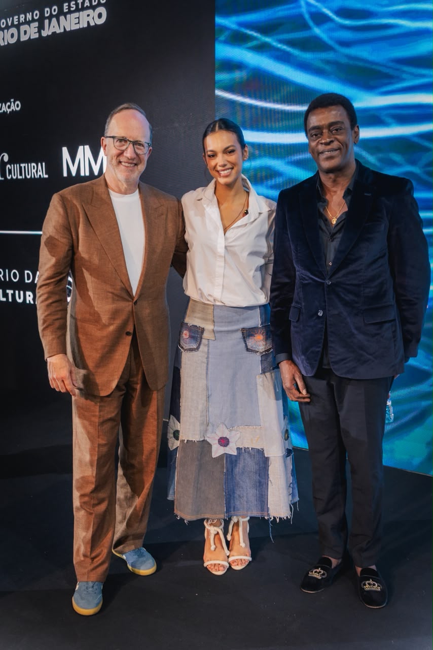 Alane Dias entre David Fein e Seu Jorge