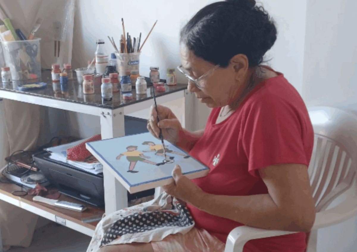 Maria José Lisboa da Cruz, Roxinha Lisboa, pintando em seu ateliê