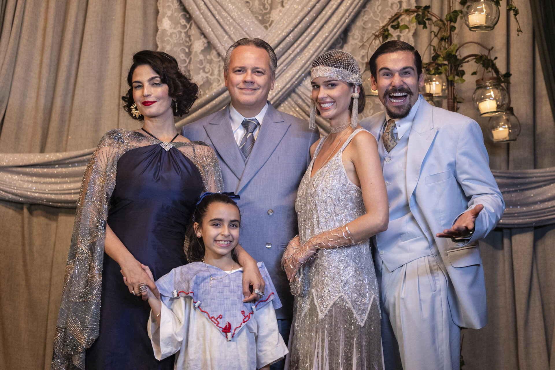 Festa de bodas de prata de Marta e Diógenes movimenta Barro PretoVirgínia (Theresa Fonseca), Mirinho (Nicolas Prattes), Aurelinda (Antonella Benvenuti), Martha (Emanuelle Araujo) e Diógenes (Danton Mello).Festa de bodas de prata de Marta e Diógenes movimenta Barro Preto Virgínia (Theresa Fonseca), Mirinho (Nicolas Prattes), Aurelinda (Antonella Benvenuti), Martha (Emanuelle Araujo) e Diógenes (Danton Mello).