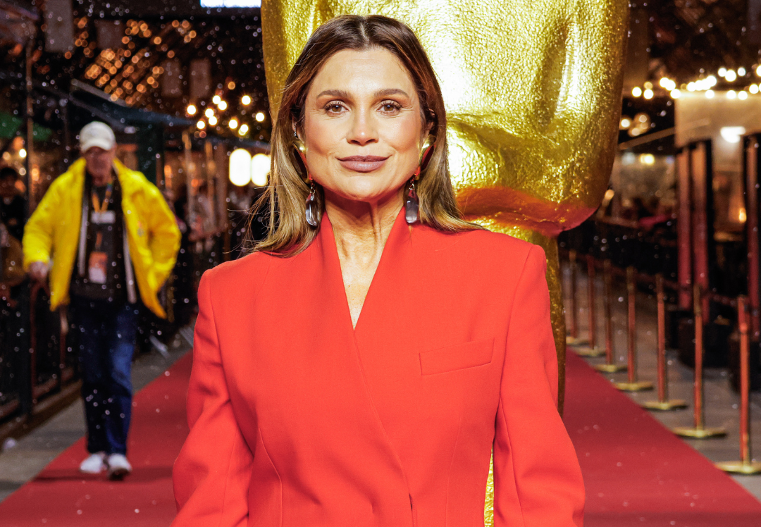 Flávia Alessandra aposta em red on red durante Festival de Cinema de Gramado