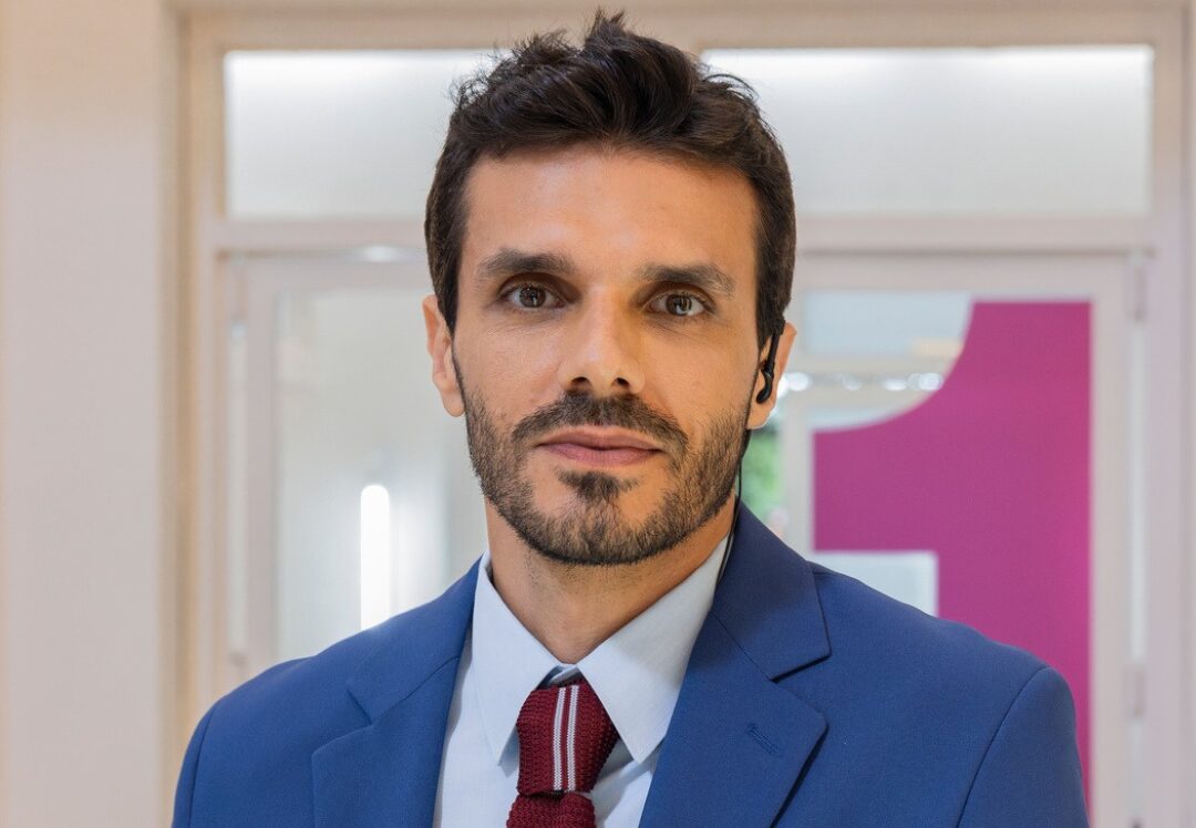Gustavo Arthidoro vive Guto na novela 'Por Você'