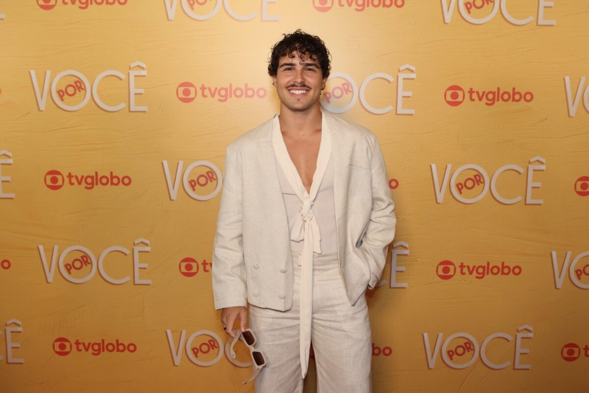 Igor Jansen surge com look ousado em lançamento de 'Por Você'
