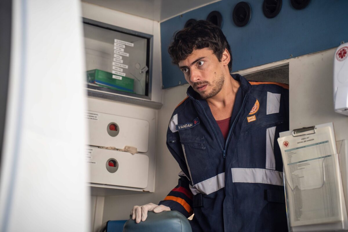 Jaffar Bambirra encara rotina extrema e vira socorrista em nova série