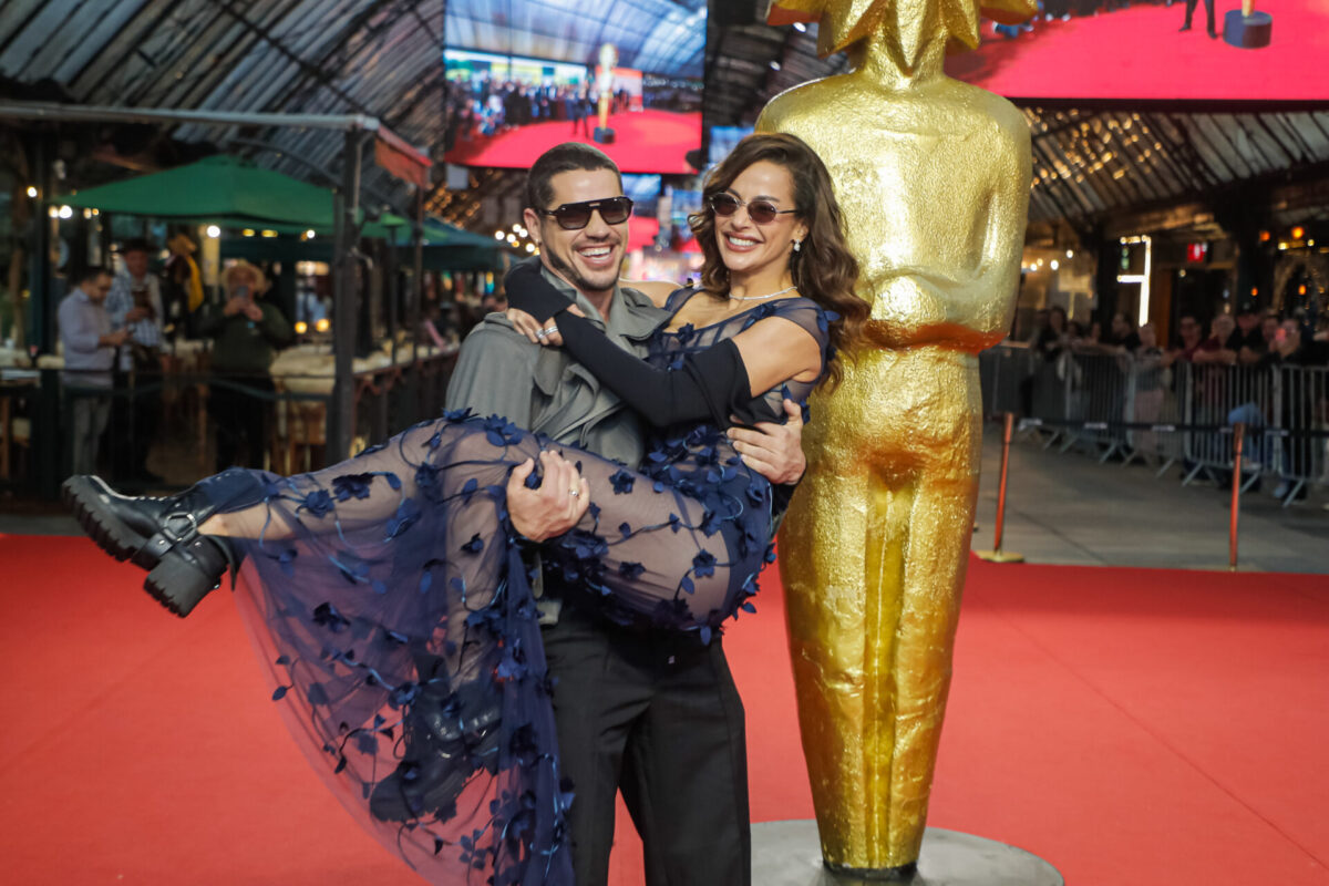 José Loreto e Fernanda Marques trocam beijos em première de filme.