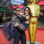José Loreto e Fernanda Marques trocam beijos em première de filme