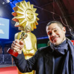 José Loreto vence como melhor ator e emociona ao homenagear Chorão