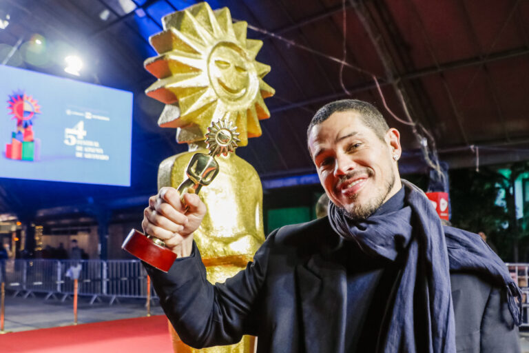 José Loreto vence como melhor ator e emociona ao homenagear Chorão.