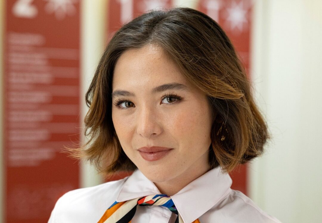 Larissa Murai interpreta a assistente Giovana em Por Você