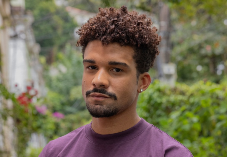 Lucas Leto interpreta o médico residente Vitor em Por Você