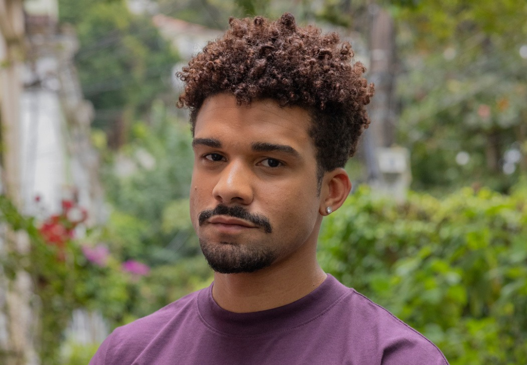 Lucas Leto interpreta o médico residente Vitor em Por Você
