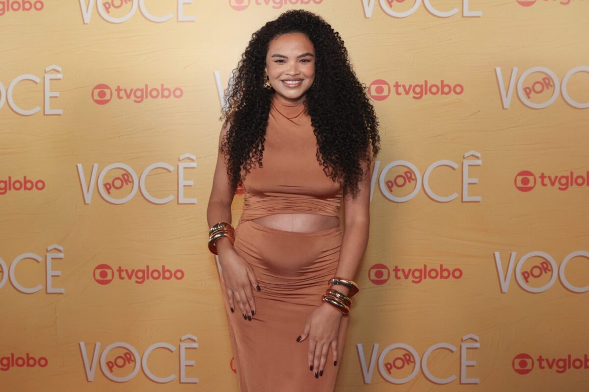 Lucy Ramos aposta em look terroso no lançamento de 'Por Você'.
