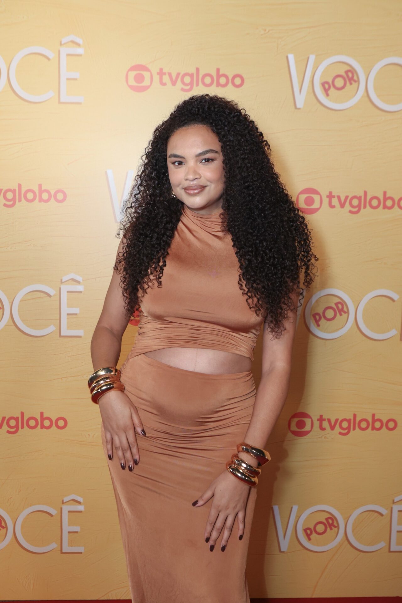 Lucy Ramos aposta em look terroso no lançamento de 'Por Você'