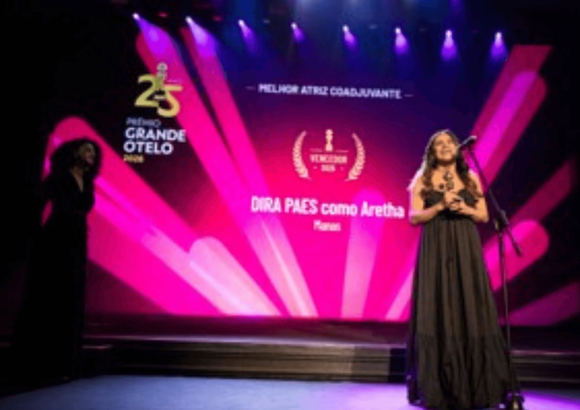Dira Paes recebe o Prêmio de Melhor Atriz Coadjuvante por “Manas”