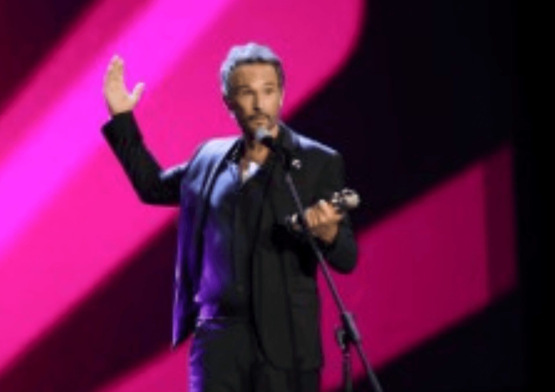 Rodrigo Santoro recebe o Grande Otelo de Melhor Ator Coadjuvante por “O Último Azul”
