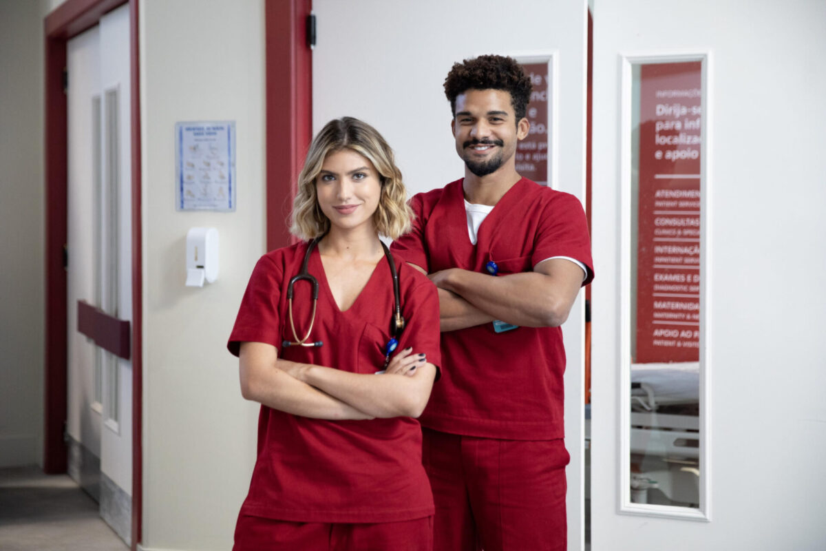Vitor (Lucas Leto) e Leandra (Giovanna Grigio) médicos de vermelho em 'Por Você'