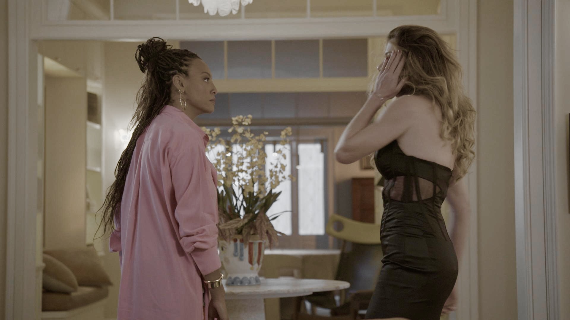 Bela (Sheron Menezzes) perde o controle com Vanessa (Alinne Moraes) 