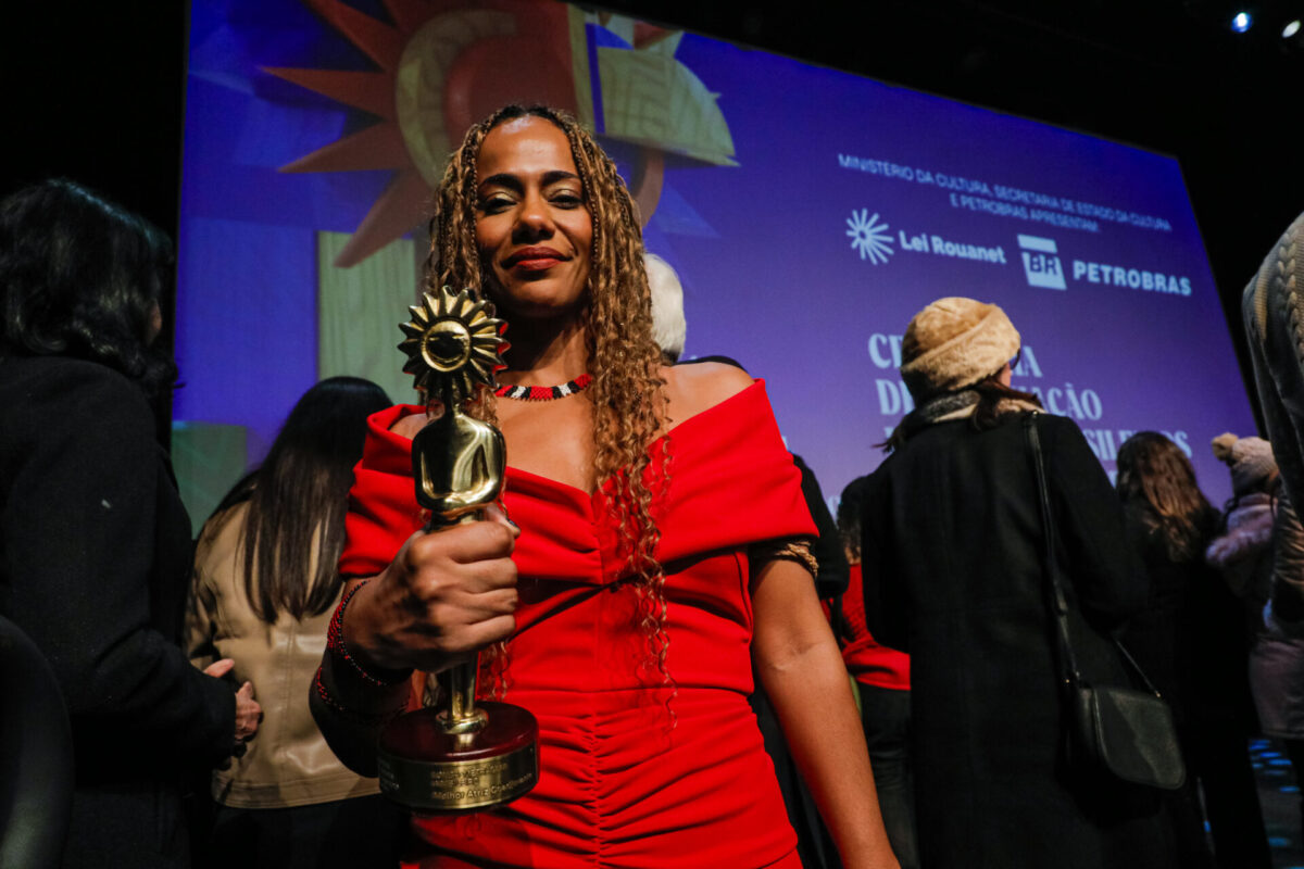 Naruna Costa recebe Kikito e transforma prêmio em boa vingança.