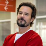 Paulinho Vilhena vive o médico Ricardo na nova novela Por Você