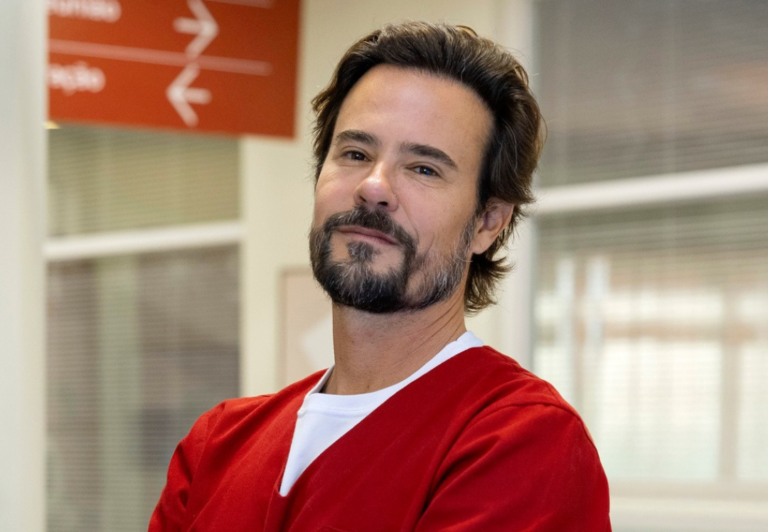 Paulinho Vilhena vive o médico Ricardo na nova novela Por Você.