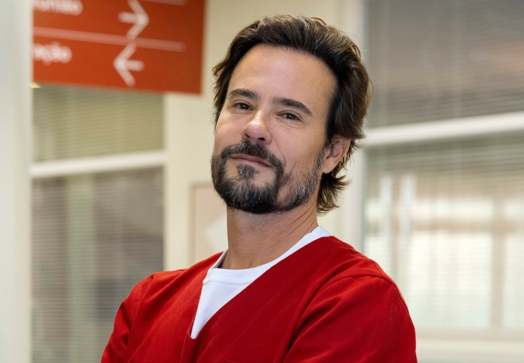 Paulinho Vilhena vive o médico Ricardo na nova novela Por Você.
