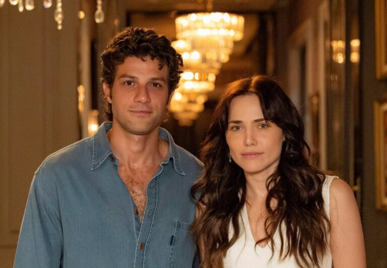 Pedro (Chay Suede) e Adriana (Letícia Colin) reatem vivem primeira noite de amor em 'Quem Ama Cuida'.