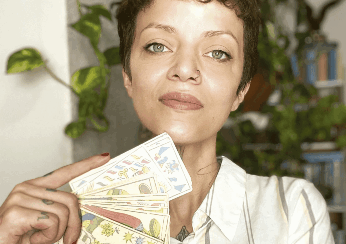 Mirella Floren lança o livro "A roda da vida"