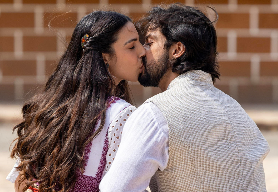 Omar (Rodrigo Simas) e Salma (Rayssa Bratillieri) se beijam em 'A Nobreza do Amor'. 