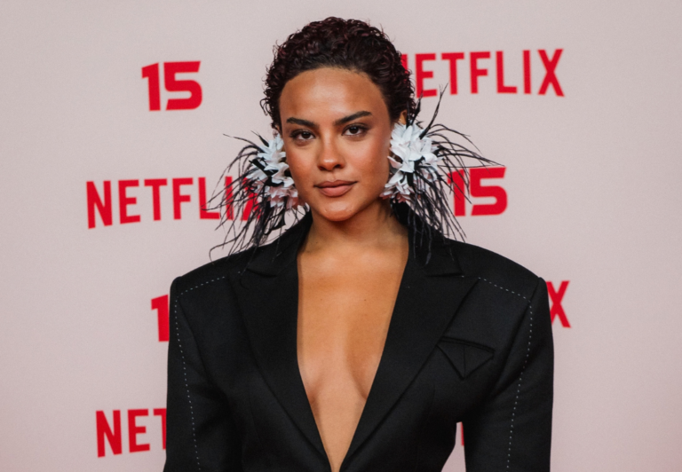 Bella Campos aposta em alfaiataria marcante na festa da Netflix