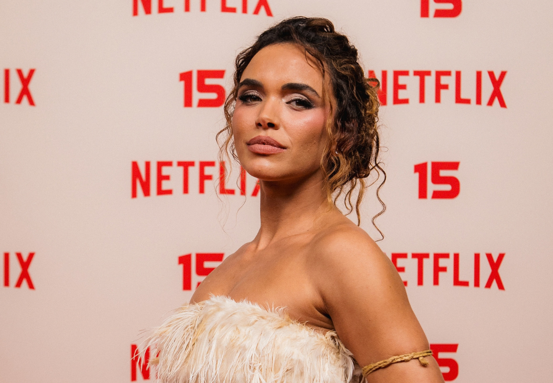 Bella Campos aposta em alfaiataria marcante na festa da Netflix