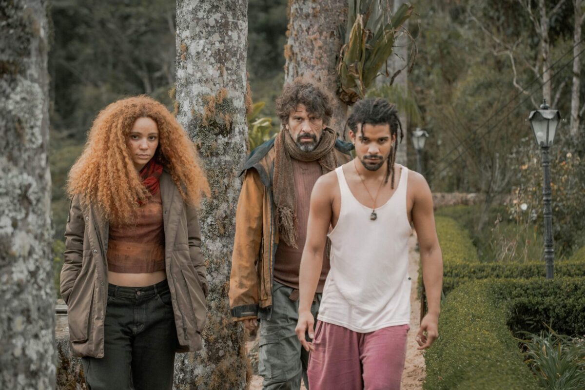 Martín (Milhem Cortaz), Luna (Leticia Vieira) e Juan (Lucas Leto) em 'Vermelho Sangue'.