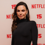 Isis Valverde aposta em preto poderoso em festa da Netflix