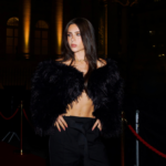 Jade Picon aposta em beleza gótica na Paris Fashion Week