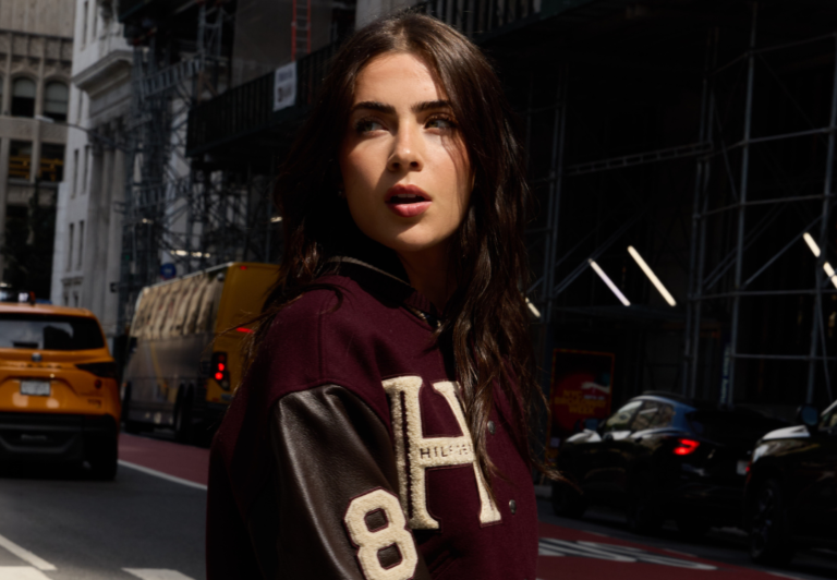 Jade Picon aposta em burgundy na NYFW e chama atenção na fila A