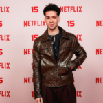 João Guilherme foge do óbvio com couro em 15 anos da Netflix