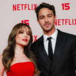 Larissa Manoela e André Frambach combinam looks em festa da Netflix