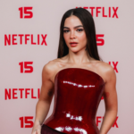 Mel Maia aposta em vermelho poderoso em 15 anos da Netflix