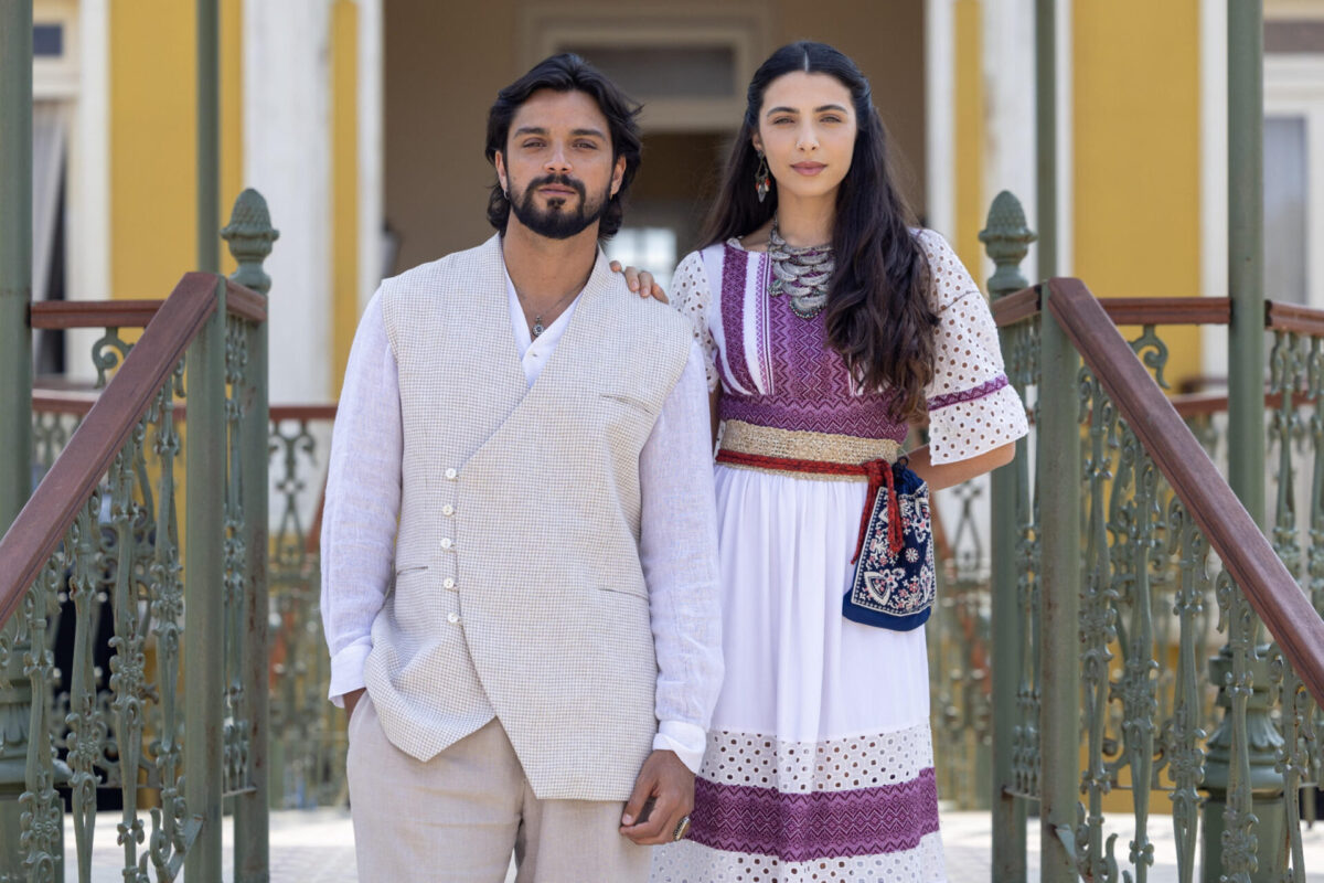 Omar (Rodrigo Simas) e Salma (Rayssa Bratillieri) em 'A Nobreza do Amor'.
