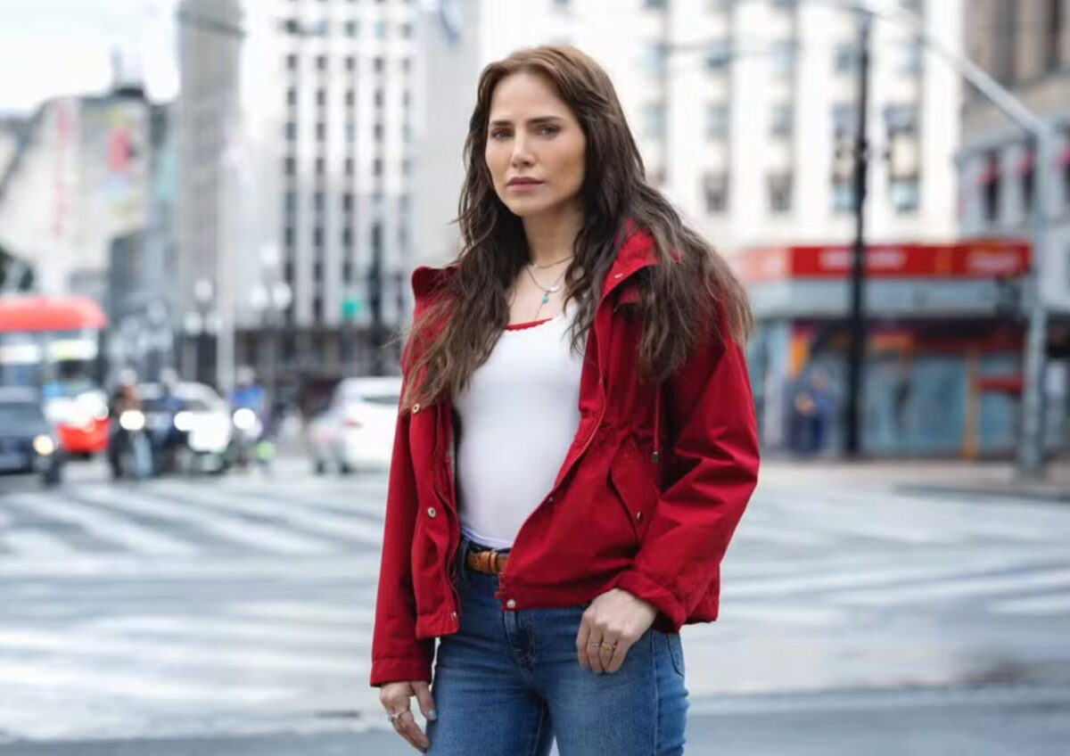 Adriana (Letícia Colin) continua a luta para provar sua inocência