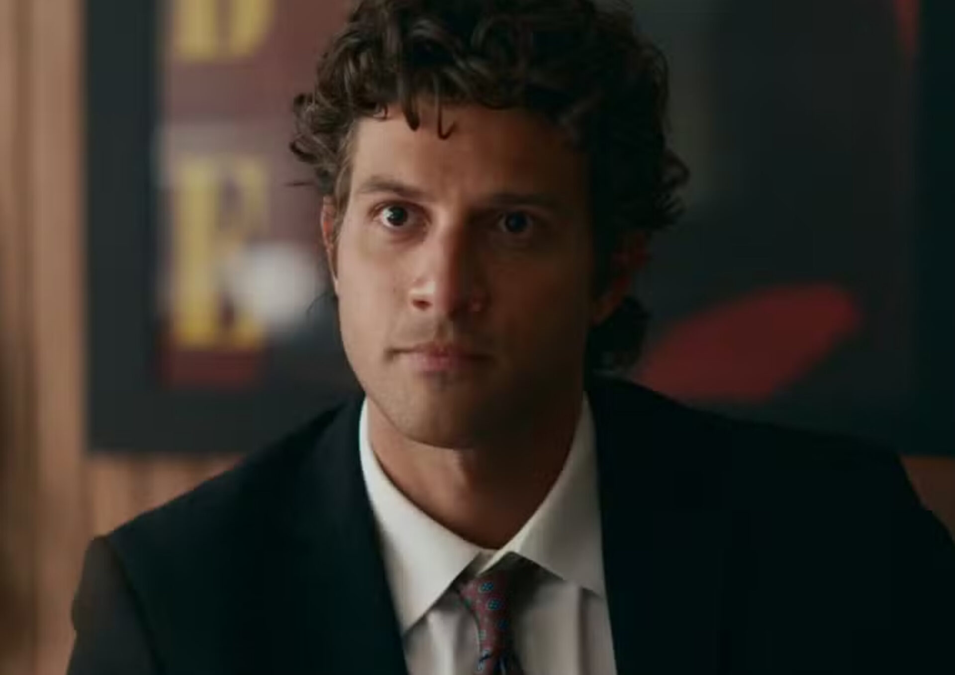 Pedro (Chay Suede) investiga o roubo das provas