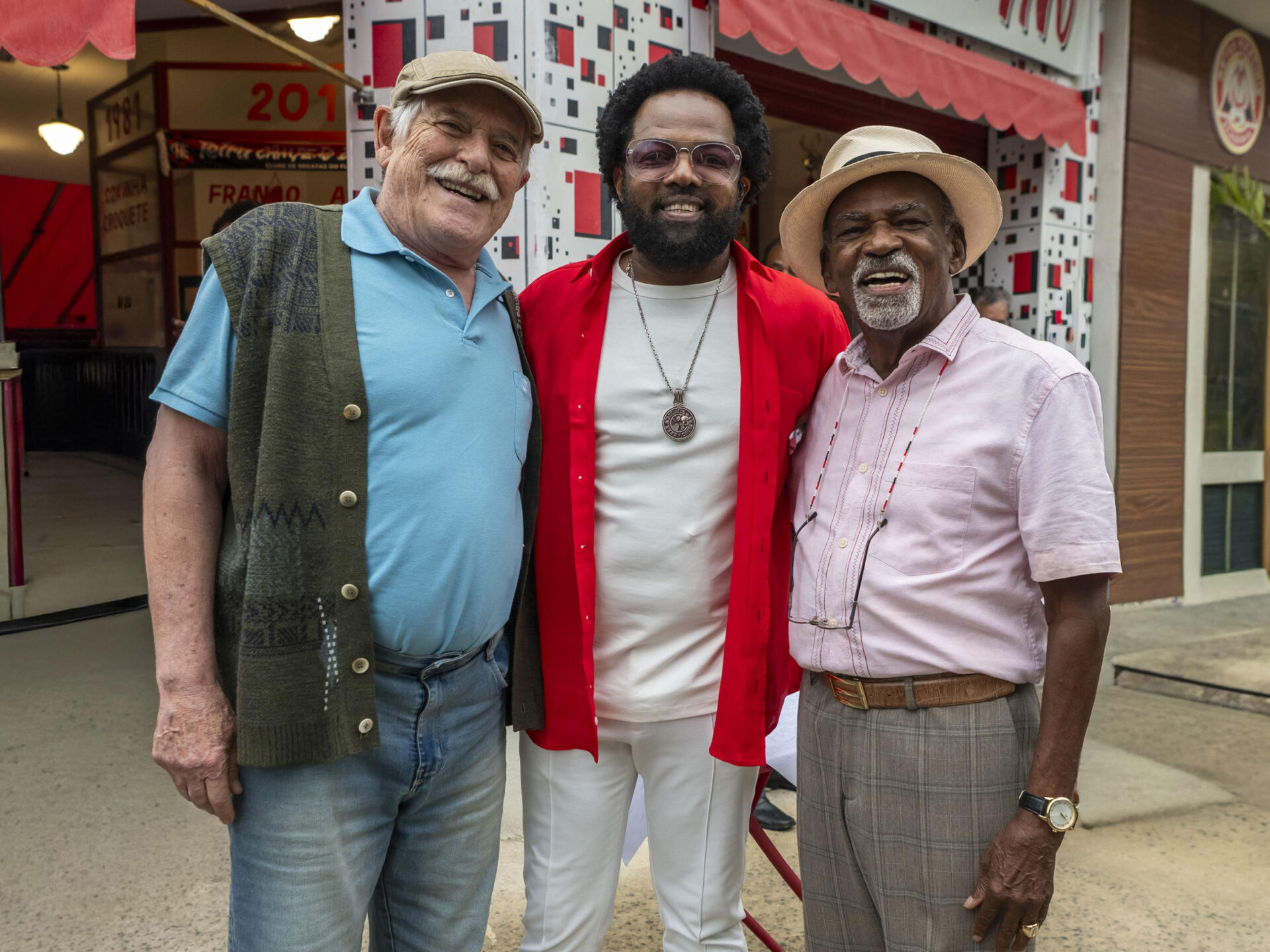 José de Abreu, Xande de Pilares e Antonio Pitanga nos bastidores das gravações de 'Por Você'. 