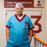 Babu Santana estreia em Por Você como novo funcionário do Hospital Luz