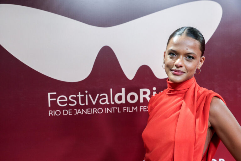 Thainá Duarte aposta em vermelho na estreia de Amora no Festival do Rio