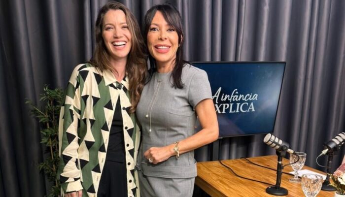 Nathalia Dill e Telma Abrahão nos bastidores do podcast "A Infância Explica".