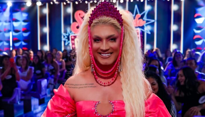 Aretuza Lovi homenageia Elke Maravilha no Programa Silvio Santos!