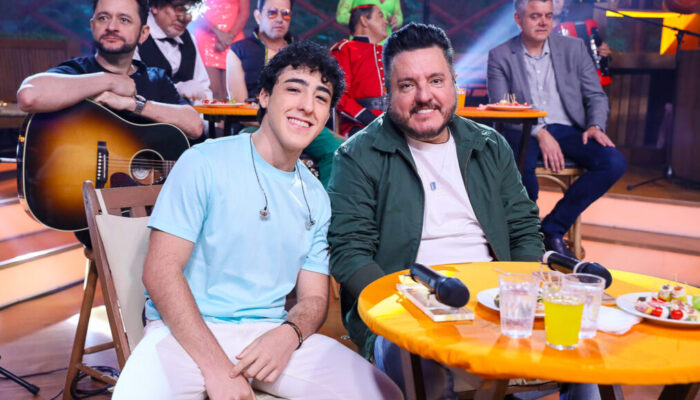 Bruno e Enzo Rabelo, pai e filho cantam juntos no Programa do Ratinho!