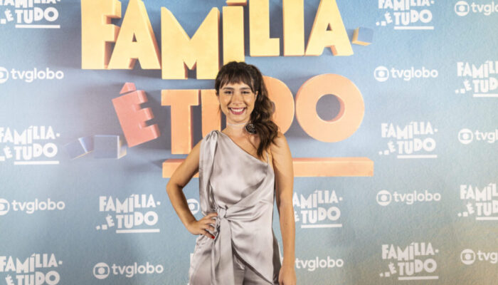 Daphne Bozaski surge deslumbrante em coletiva de 'Família É Tudo'