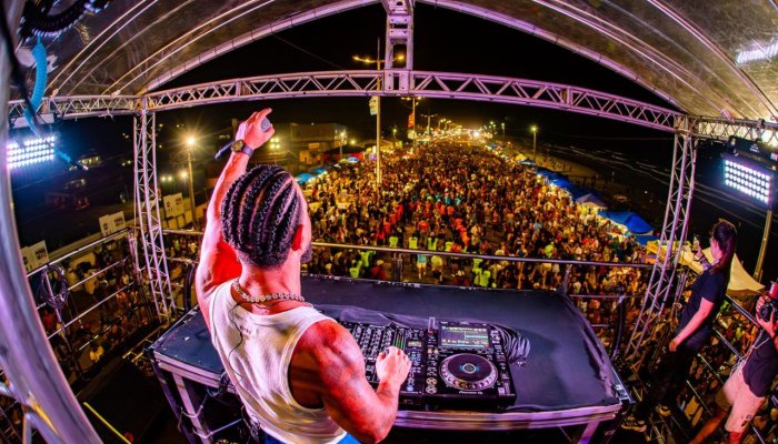 O DJ DENNIS arrastou uma multidão no Carnaval do Maranhão