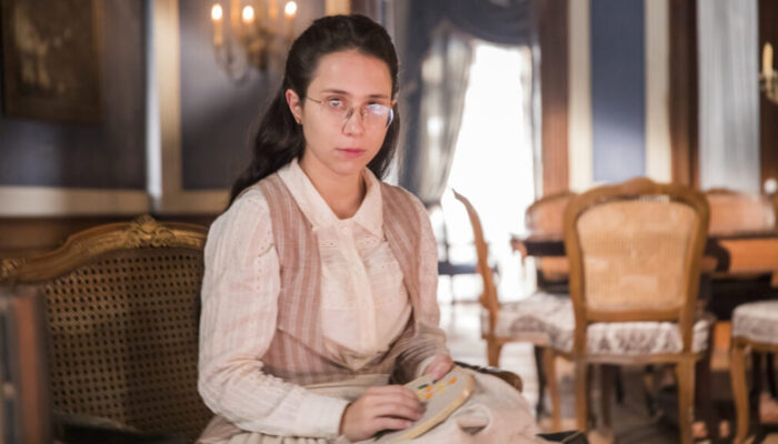 Dolores foge do hospício, mas deixa Celestina em seu lugar em 'Nos Tempos do Imperador'